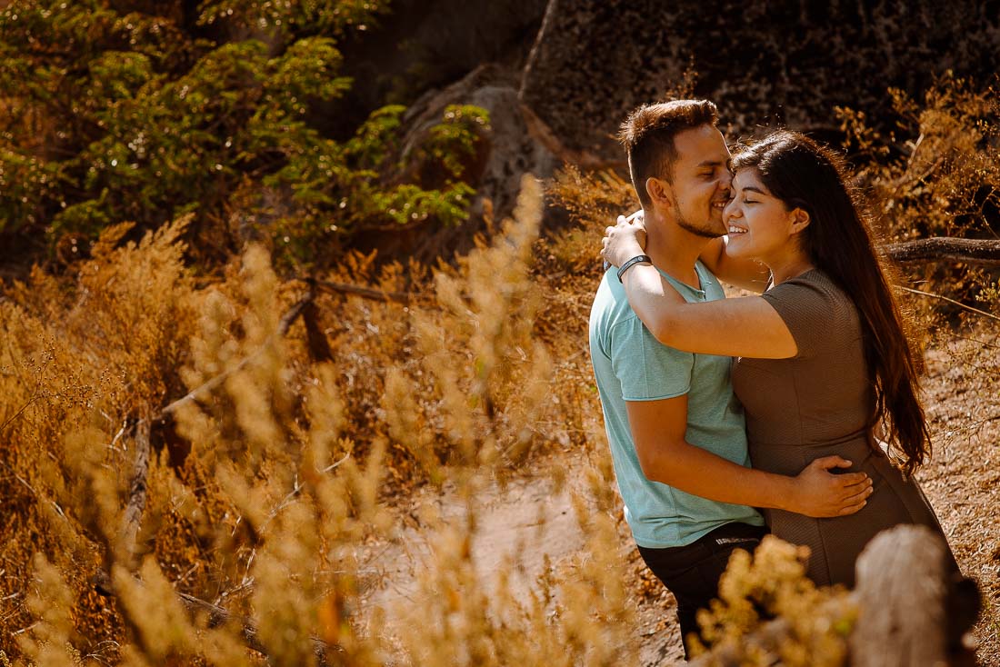 sesion pre boda lomas de lachay, fotografo de bodas lima, fotografia documental de boda cusco peru, matrimonio en el campo, wedding destination peru