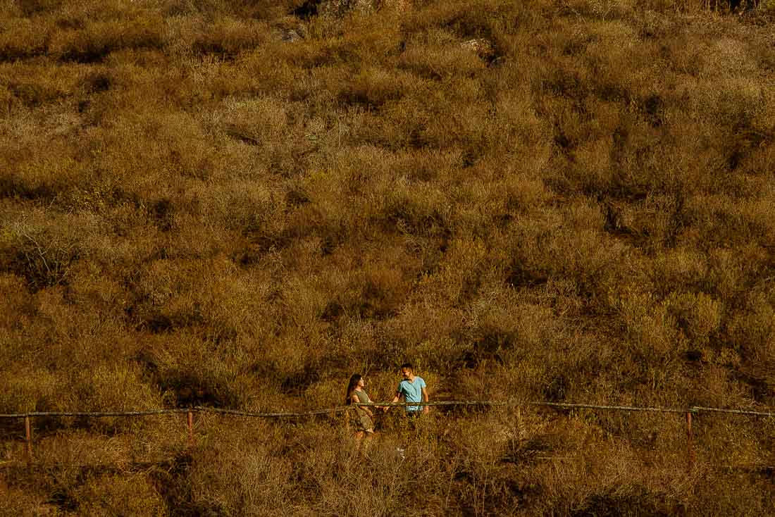 sesion pre boda lomas de lachay, fotografo de bodas lima, fotografia documental de boda cusco peru, matrimonio en el campo, wedding destination peru