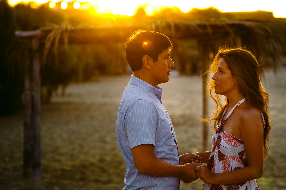 engagement session playa mancora, fotografo de bodas mancora, fotografia documental bodas en playa organos, beach wedding destination peru, sesion pre boda mancora