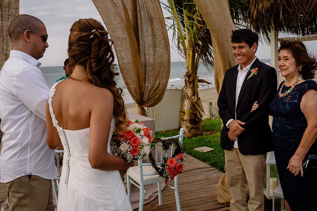 engagement session playa mancora, fotografo de bodas mancora, fotografia documental bodas en playa organos, beach wedding destination peru, sesion pre boda mancora