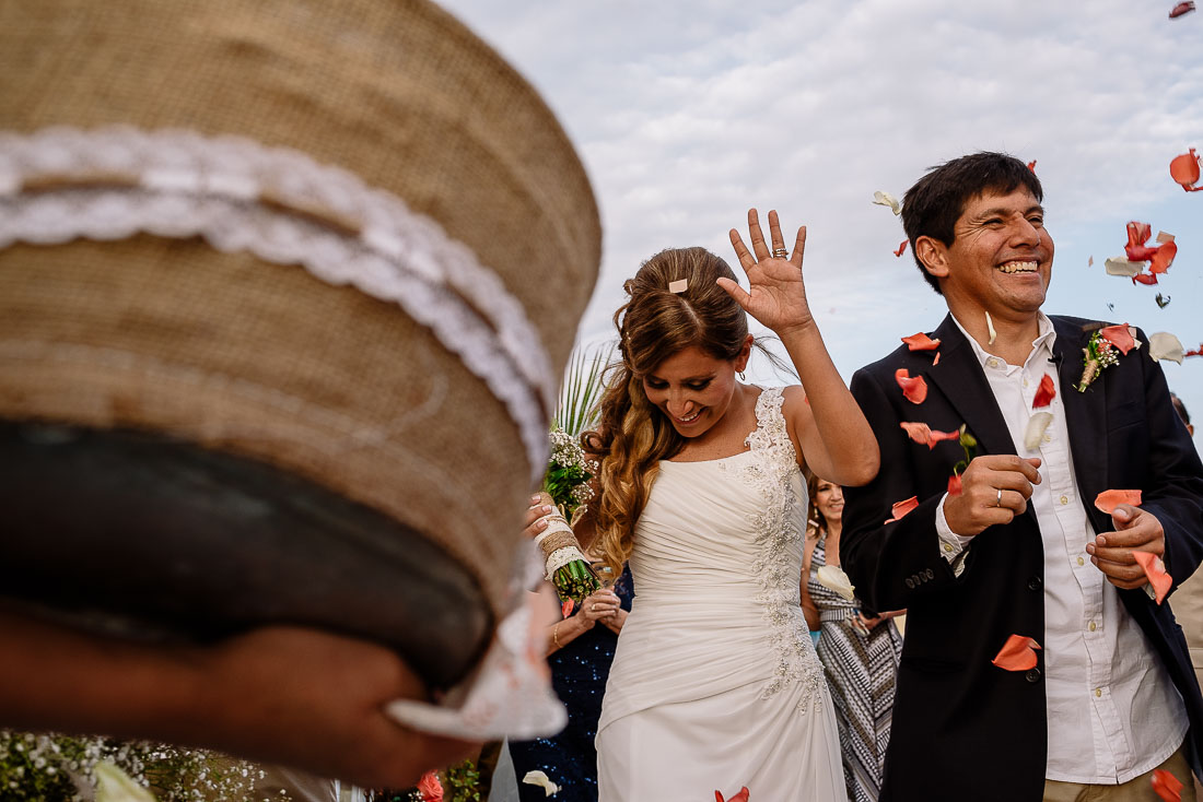 engagement session playa mancora, fotografo de bodas mancora, fotografia documental bodas en playa organos, beach wedding destination peru, sesion pre boda mancora