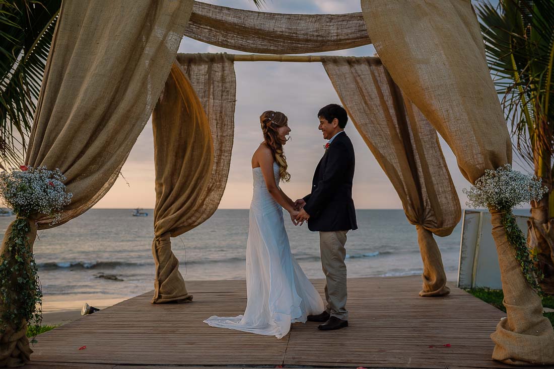 engagement session playa mancora, fotografo de bodas mancora, fotografia documental bodas en playa organos, beach wedding destination peru, sesion pre boda mancora