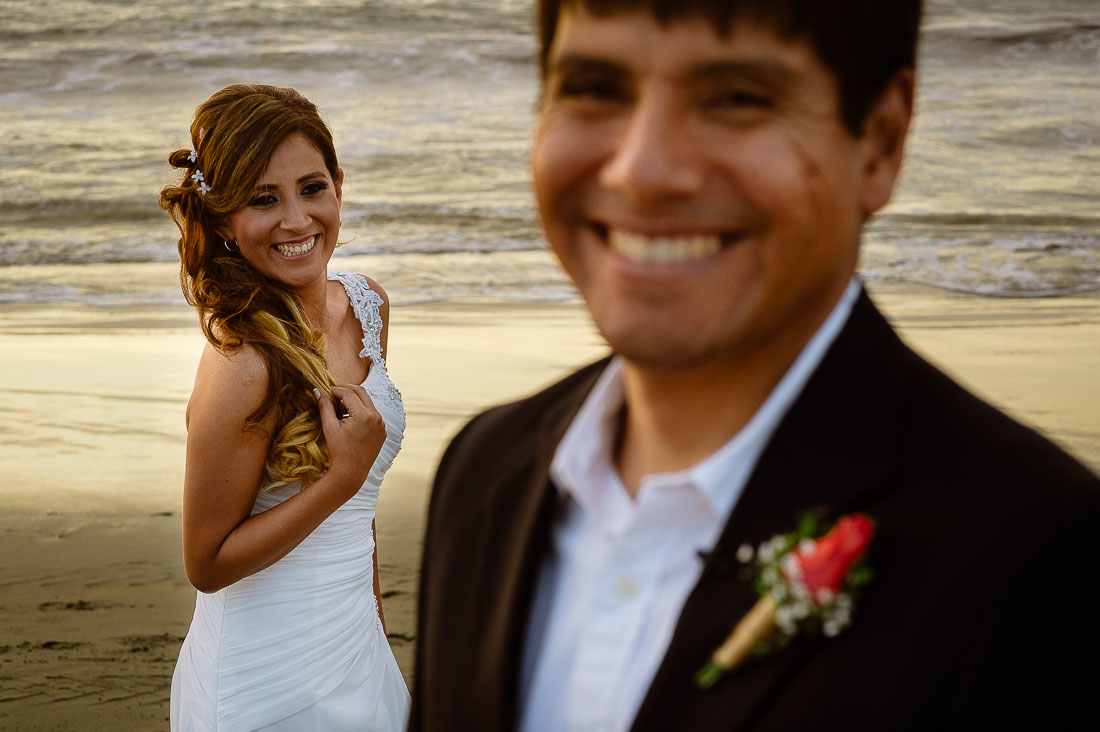 engagement session playa mancora, fotografo de bodas mancora, fotografia documental bodas en playa organos, beach wedding destination peru, sesion pre boda mancora