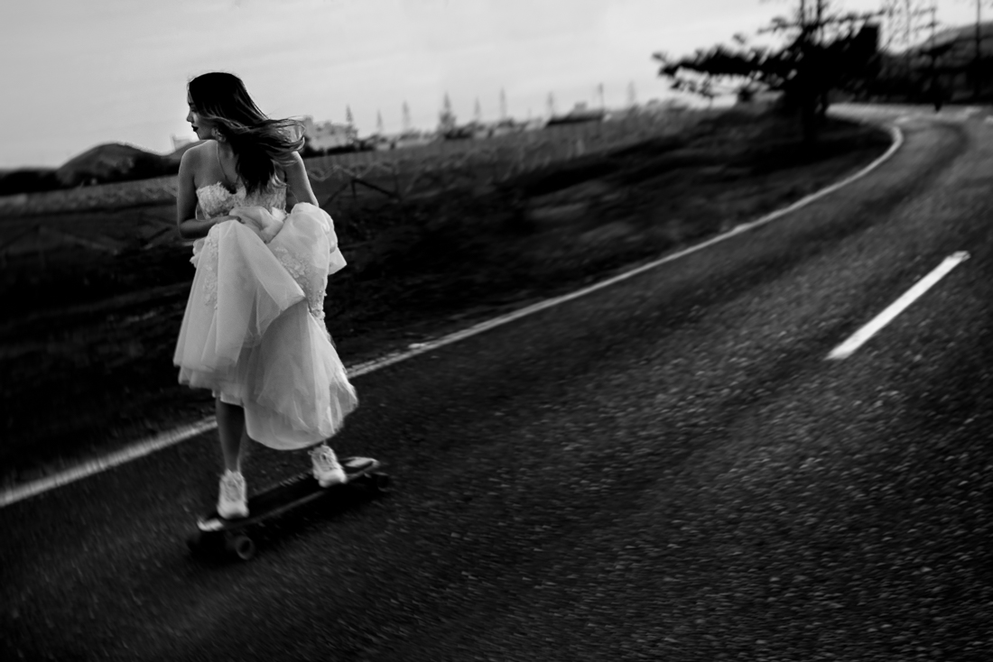 novia en patineta, pista, atardecer, skateboard, vestido de novia