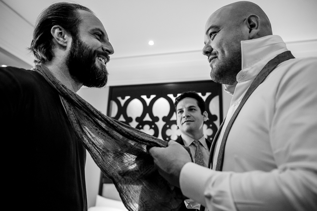 novio y novia, gente divirtiendose, vestidos, emocion