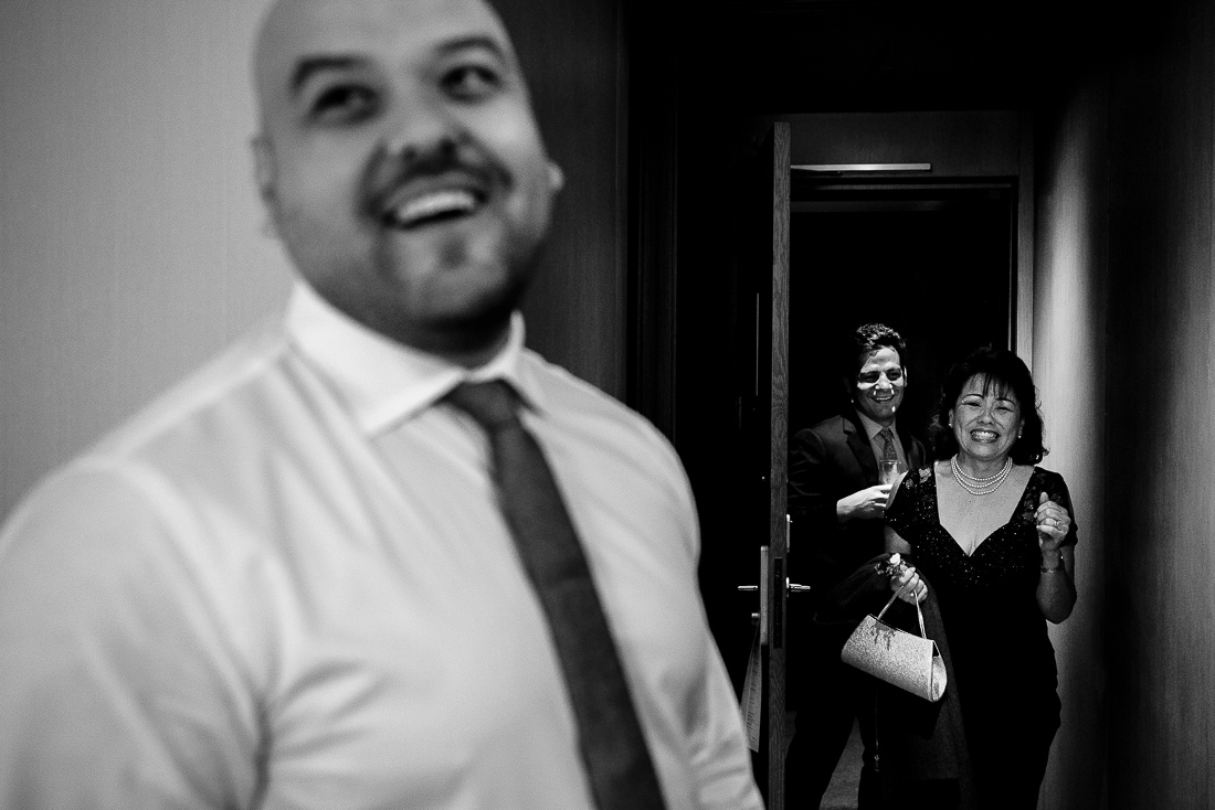 novio y novia, gente divirtiendose, vestidos, emocion