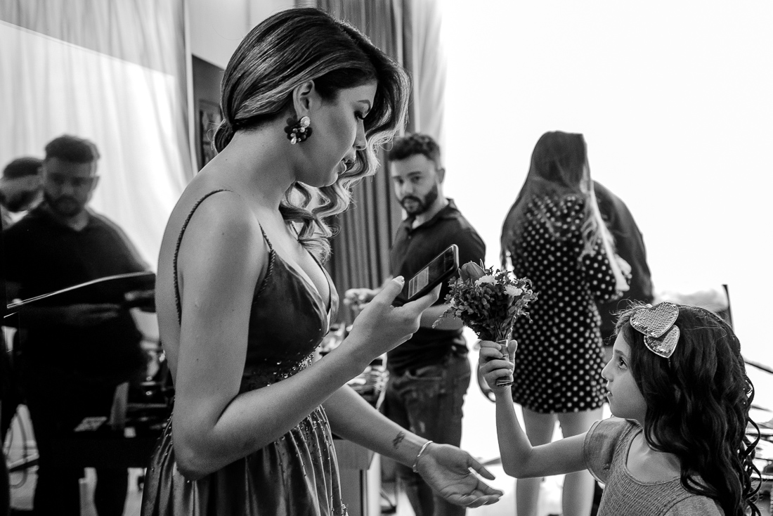 novio y novia, gente divirtiendose, vestidos, emocion