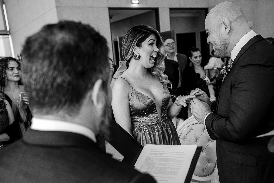 novio y novia, gente divirtiendose, vestidos, emocion