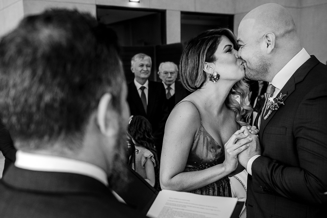 novio y novia, gente divirtiendose, vestidos, emocion