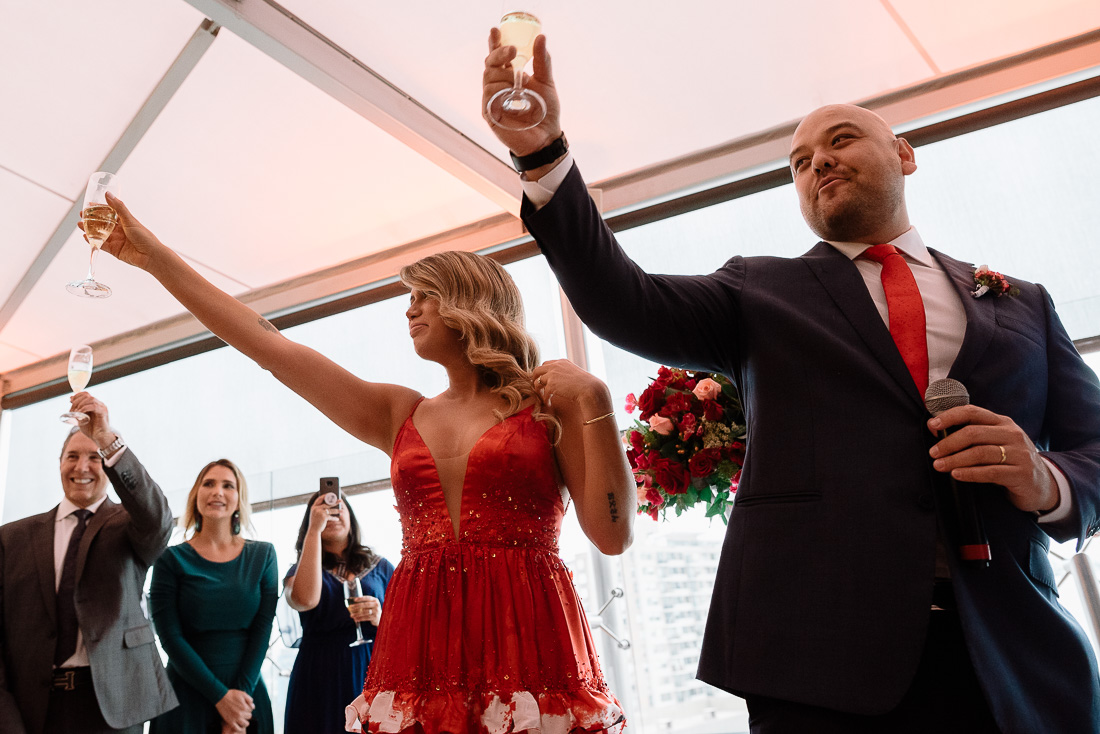novio y novia, gente divirtiendose, vestidos, emocion