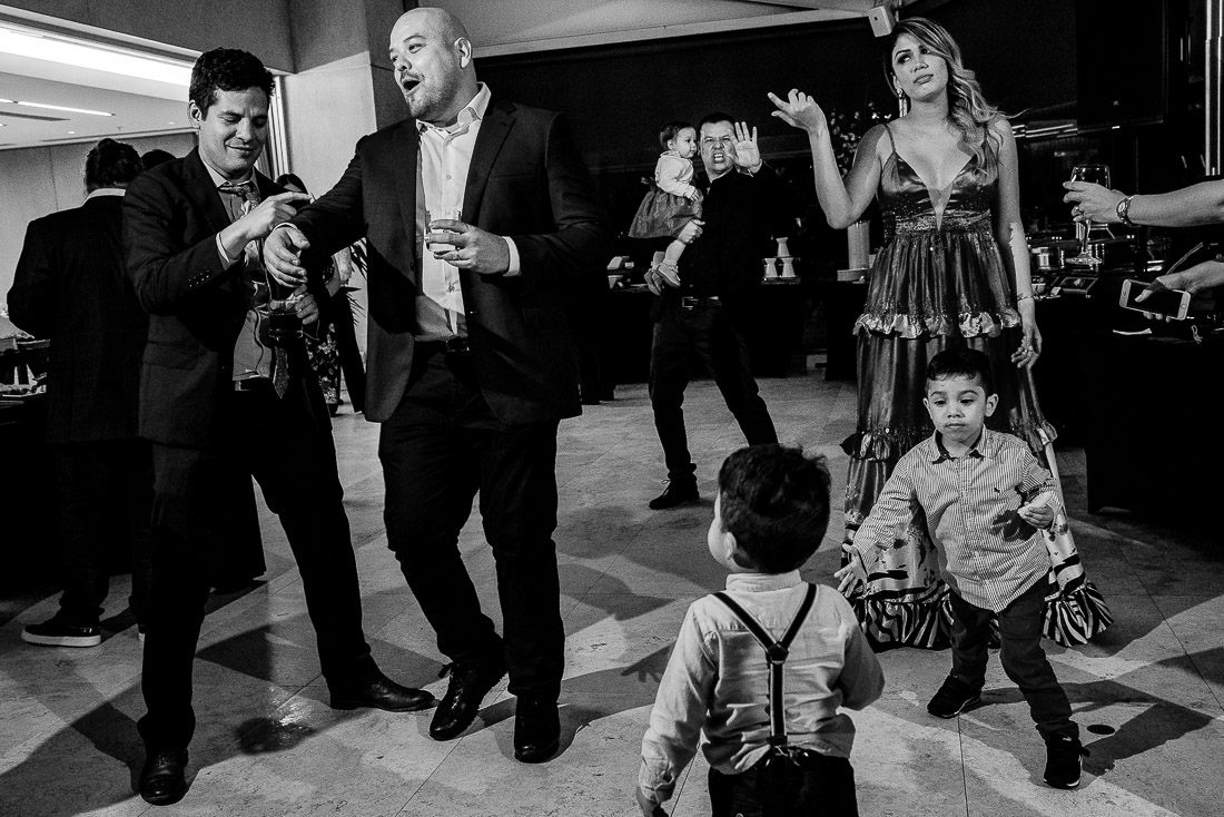 novio y novia, gente divirtiendose, vestidos, emocion