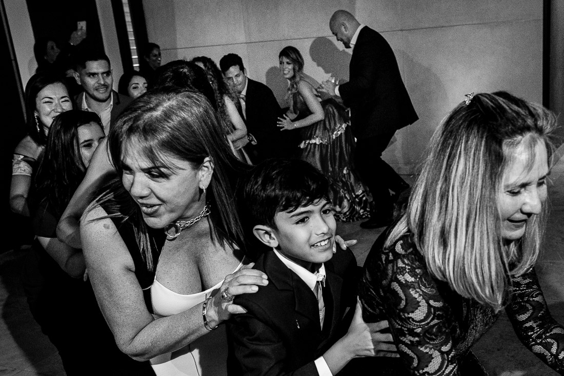 novio y novia, gente divirtiendose, vestidos, emocion
