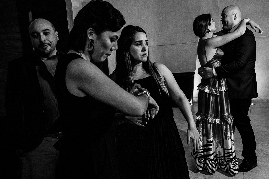 novio y novia, gente divirtiendose, vestidos, emocion