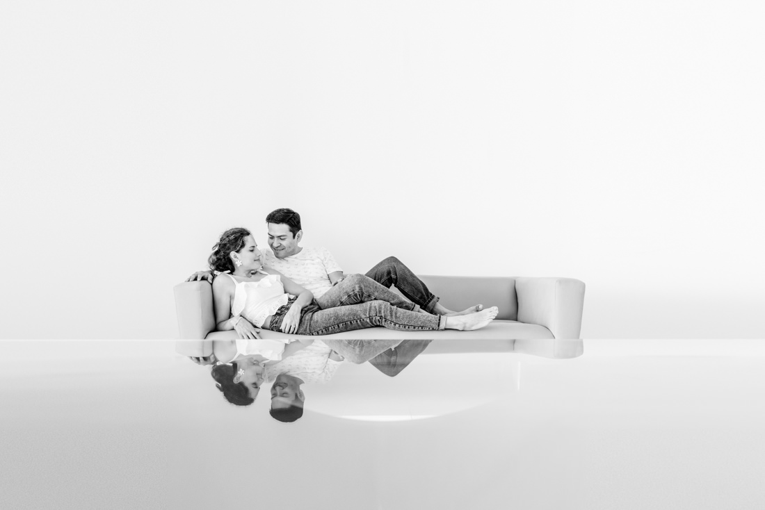 pareja de novios jugando en un sofa, escena en blanco y negro