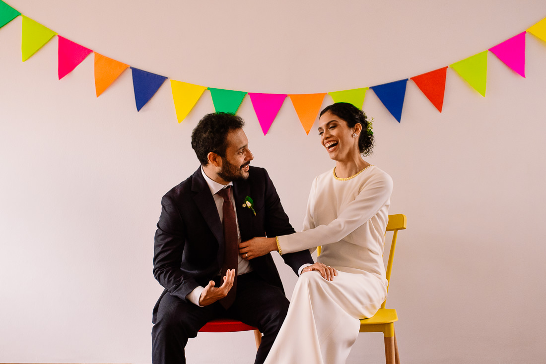 boda civil en tiempos de covid, pareja casandose en boda civil intima, preparativos de novia y novio, fotografia documental de boda