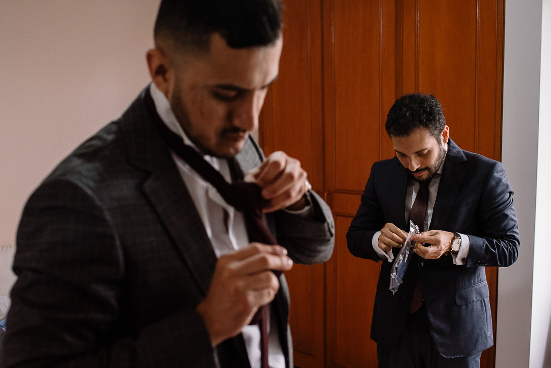 boda civil en tiempos de covid, pareja casandose en boda civil intima, preparativos de novia y novio, fotografia documental de boda