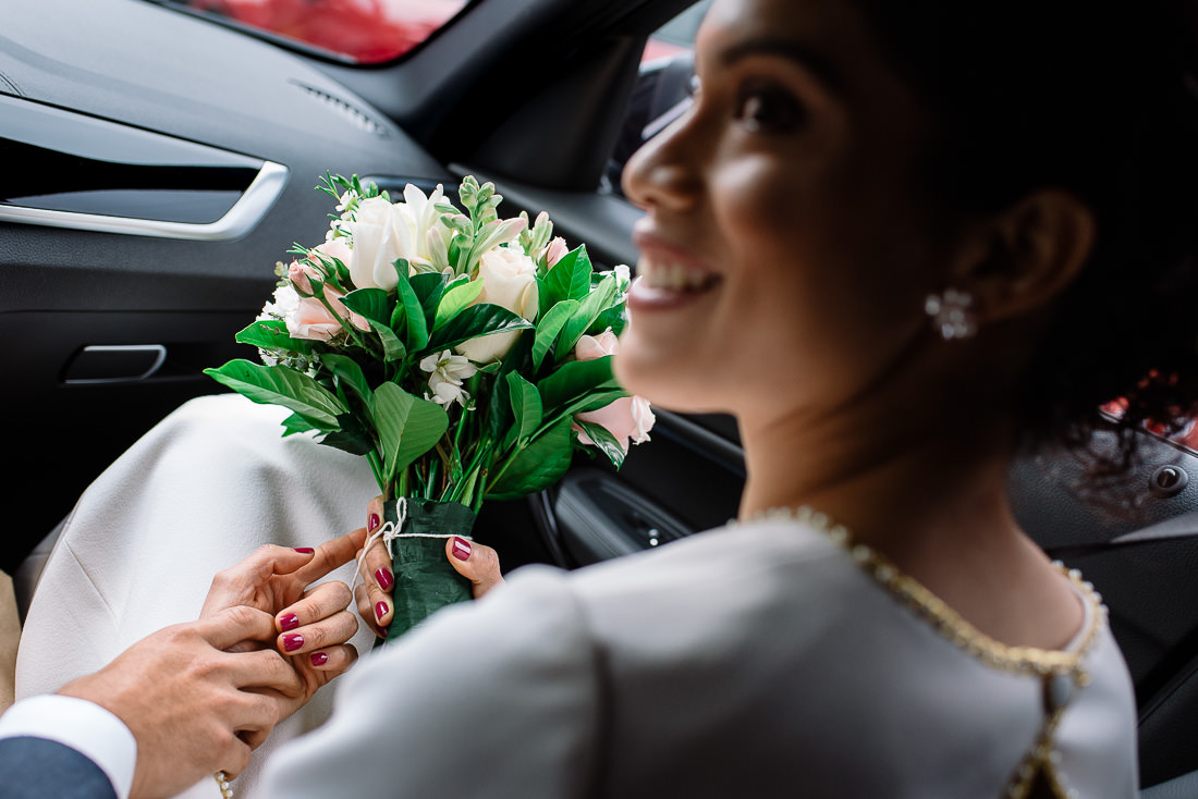 boda civil en tiempos de covid, pareja casandose en boda civil intima, preparativos de novia y novio, fotografia documental de boda