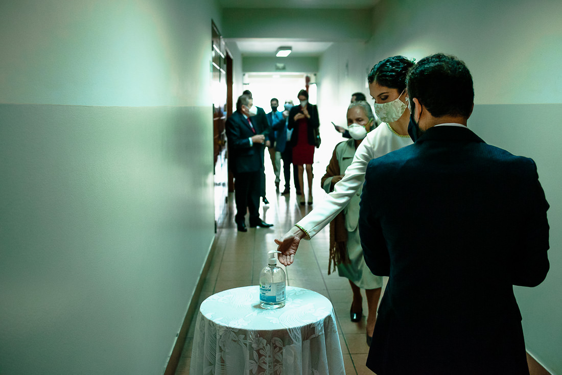 boda civil en tiempos de covid, pareja casandose en boda civil intima, preparativos de novia y novio, fotografia documental de boda
