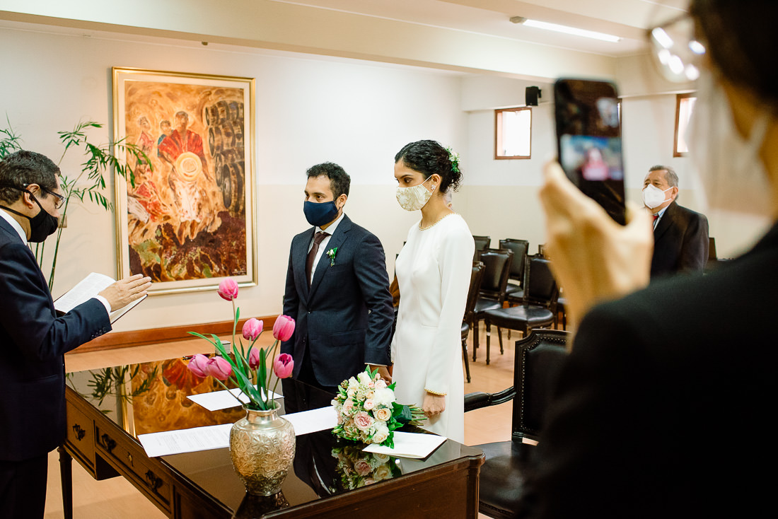 boda civil en tiempos de covid, pareja casandose en boda civil intima, preparativos de novia y novio, fotografia documental de boda