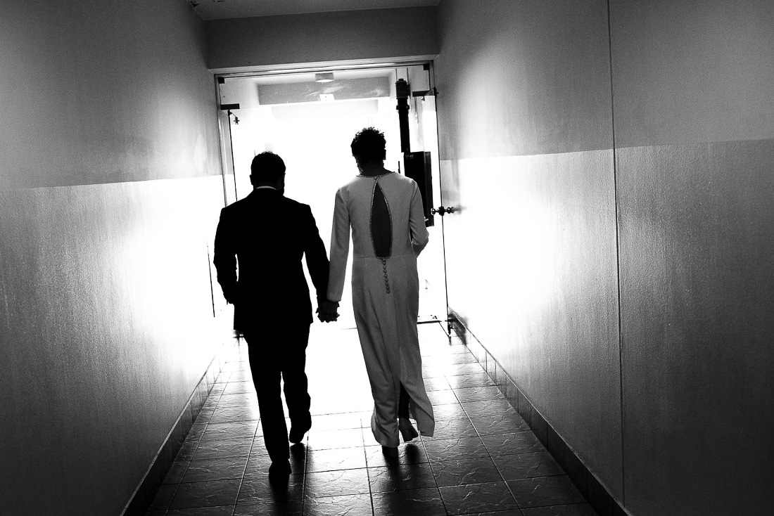 boda civil en tiempos de covid, pareja casandose en boda civil intima, preparativos de novia y novio, fotografia documental de boda