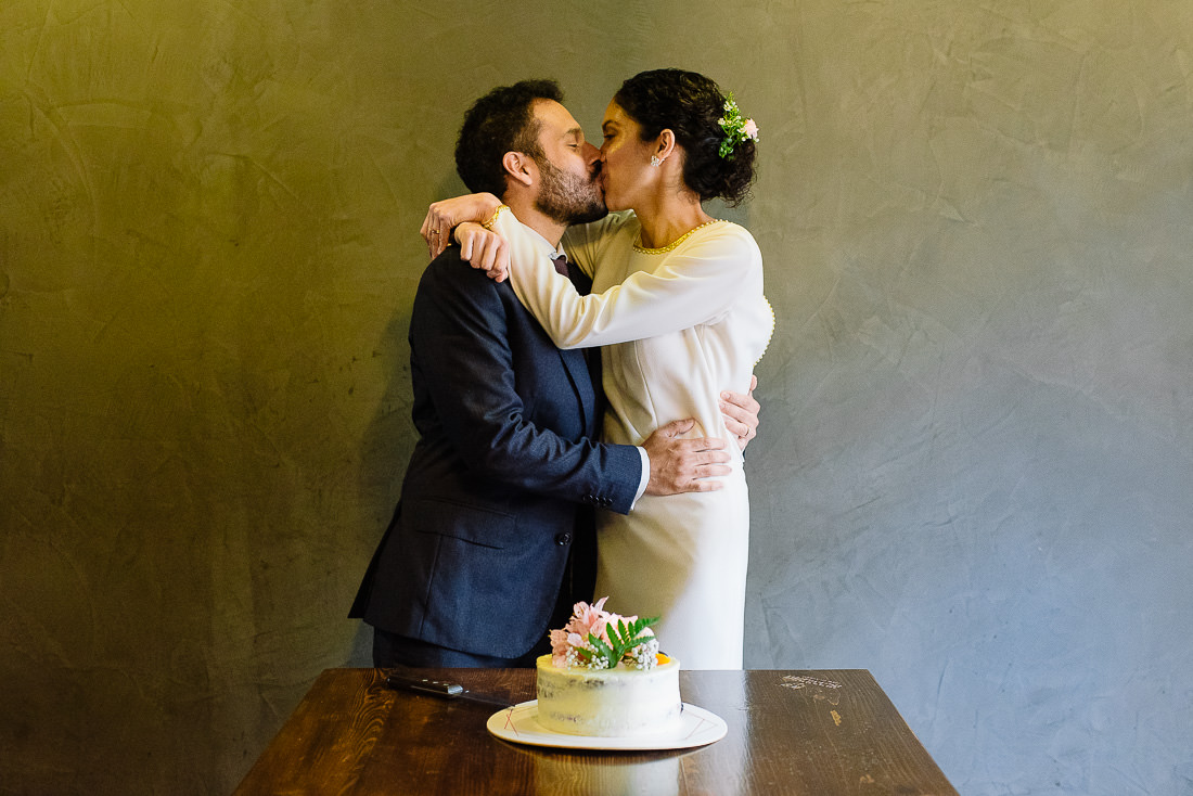boda civil en tiempos de covid, pareja casandose en boda civil intima, preparativos de novia y novio, fotografia documental de boda