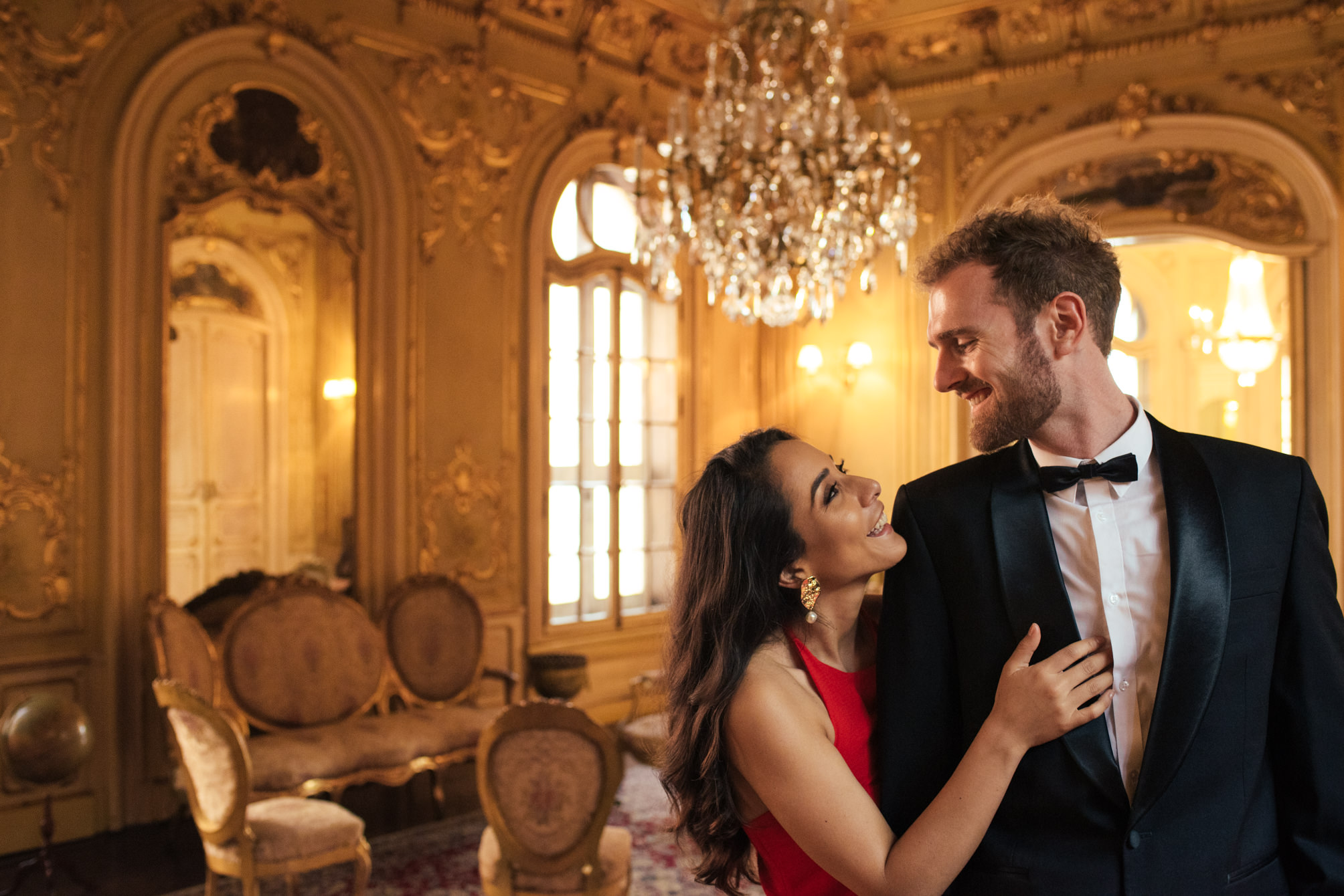 pareja de novios en sesion de fotos, ciudad historica, casa fernandini en lima peru, luz natural, sesion elegante de compromiso