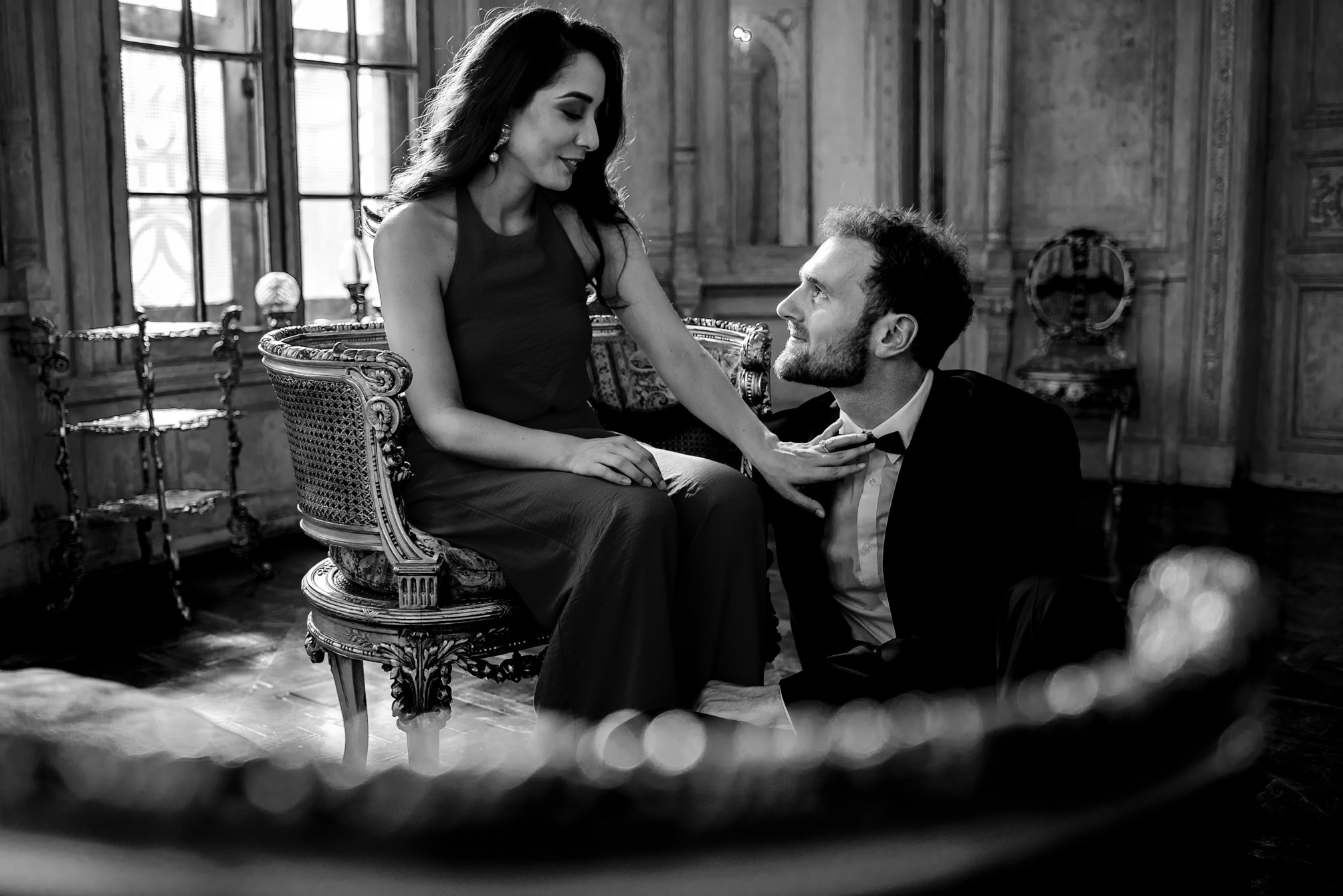 pareja de novios en sesion de fotos, ciudad historica, casa fernandini en lima peru, luz natural, sesion elegante de compromiso