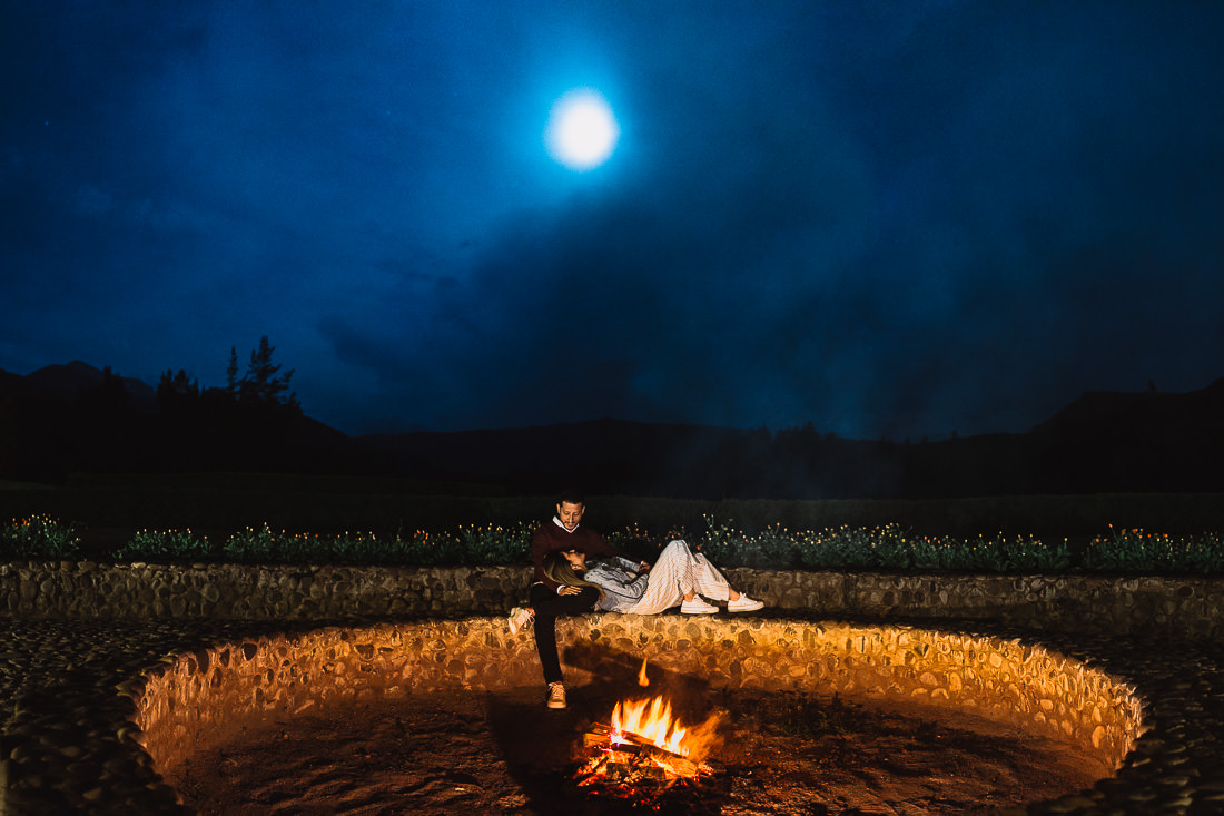 pareja de novios en sesion de fotos, sesion en hotel colca lodge de arequipa, luz natural, sesion en el campo abierto, noche luna llena, contraluz, luz suave