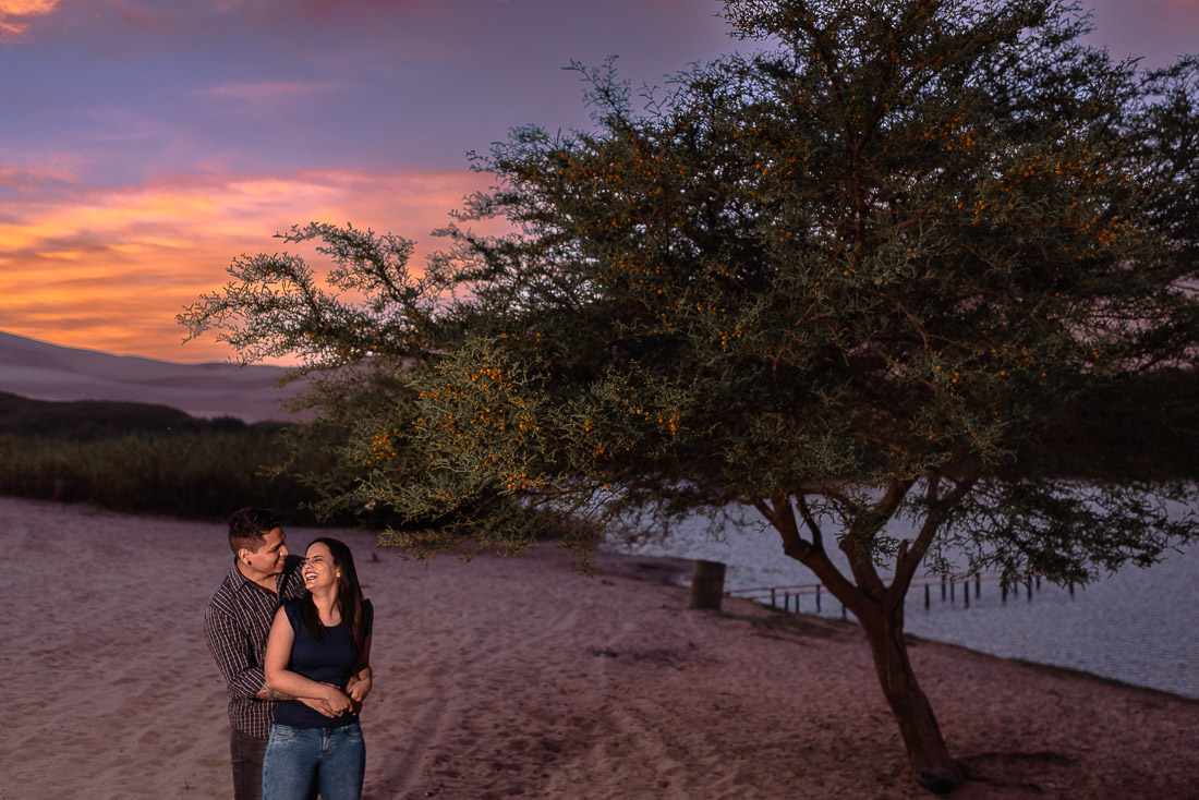 sesion boda en desierto, atardecer, sol, arena, pareja de novios, laguna, oasis
