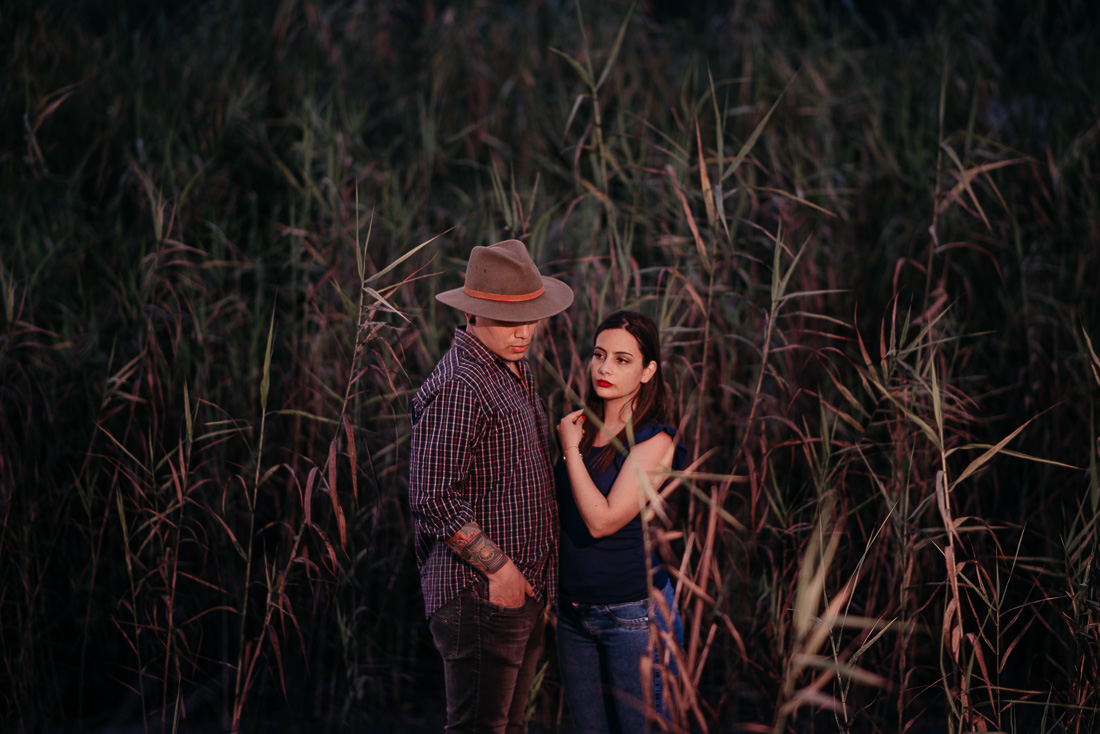sesion boda en desierto, atardecer, sol, arena, pareja de novios, laguna, oasis